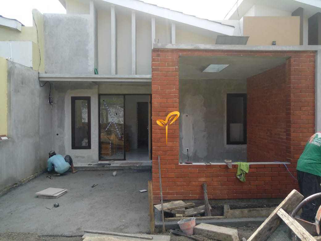 Pasang Keramik Carport Unit 3 di Perumahan Ponorogo Puri Marifa Perumahan Syariah 5 Maret 2021